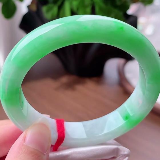 飘阳绿正装翡翠手镯